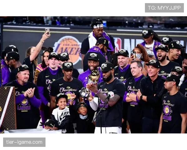 戴维斯助力湖人夺冠，球队重返巅峰荣耀时刻