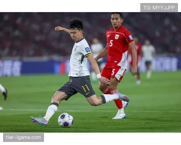 明星足球运动员焕然一新亮相新赛季，备战状态引球迷热切期待