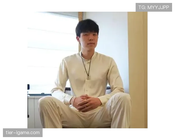 杨瀚森穿得像封面男神，结账却像大学生AA——这反差笑死我